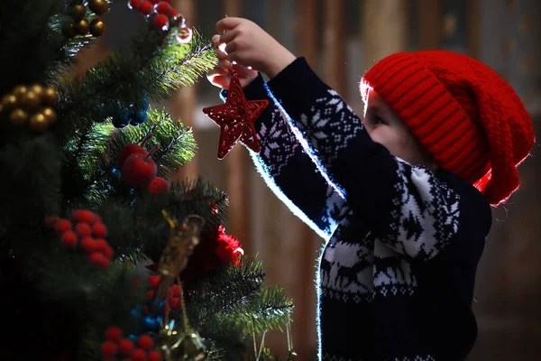Kleines Mädchen Mit Rotem Hut Wartet Auf Den Weihnachtsmann Frohe — Stockfoto
