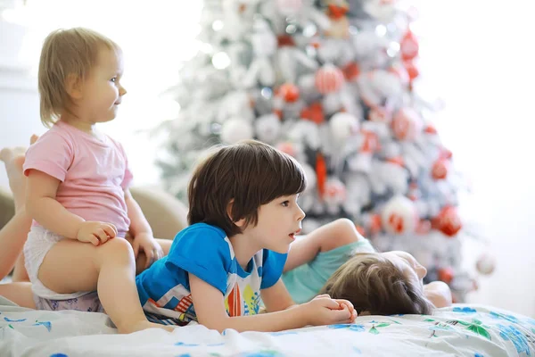 Vrolijk Kerstfeest Heerlijke Baby Geniet Van Kerst Jeugdherinneringen Kerstmeisje Klein — Stockfoto