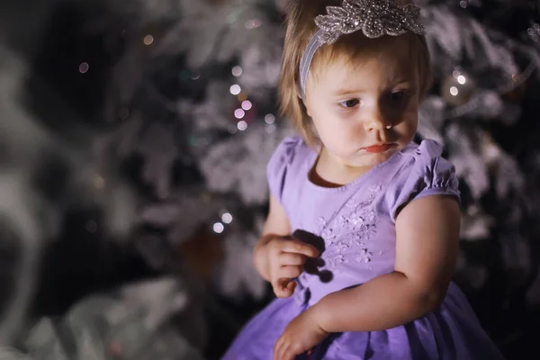 Kind Schicker Kleidung Vor Dem Weihnachtsbaum Warten Auf Das Neue — Stockfoto