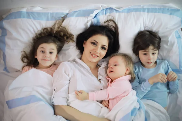 Una Familia Con Niños Divirtiéndose Cama Bajo Las Sábanas Durante —  Fotos de Stock