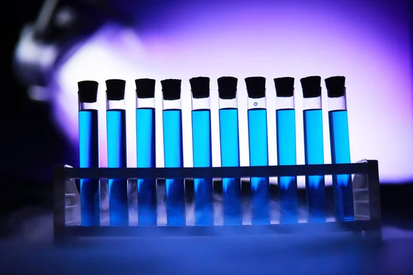 Provetta Vetro Trabocca Nuova Soluzione Liquida Che Blu Potassio Conduce — Foto Stock