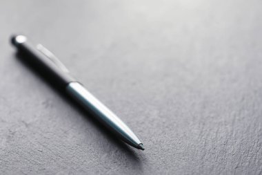 Ofis malzemeleri masada. Dolma kalem. Taş yüzeydeki ofiste iş kalemi.