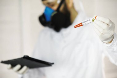 Laboratuvardaki bir bilim adamı viral zatürreenin tedavisi için ilaçları test ediyor. Hastalıklı hastaların Coronovirus kan testi. Dünya salgını.