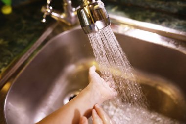 Hijyen kuralları. Yemekten önce el yıkama. Sabunlu antibakteriyel eller. Virüs enfeksiyonunu önlemenin yolu. Coronavirus koruması.