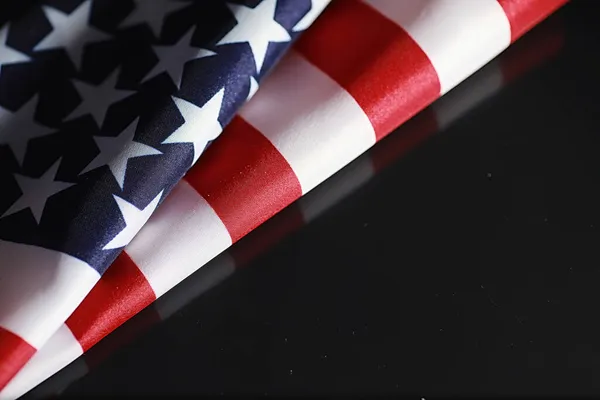 Αμερικανική Σημαία Και Τριαντάφυλλο Λουλούδι Στο Τραπέζι Σύμβολο Των Ηνωμένων — Φωτογραφία Αρχείου