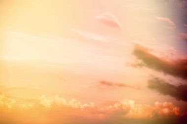 Bulutlu gökyüzü manzarası Pastel renkler