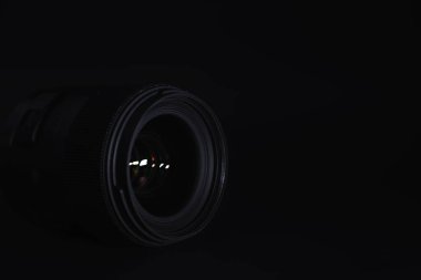 Operatör masasındaki kameraya görüntü. Fotoğraf merceğinin camında bir işaret fişeği. Siyah arkaplan ve fotoğrafçı tekniği.. 