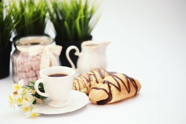 Masada Fransız kahvaltısı. Çikolatalı kahve kruvasanı ve kremalı sürahi. Taze hamur işleri ve kafeinsiz kahve..
