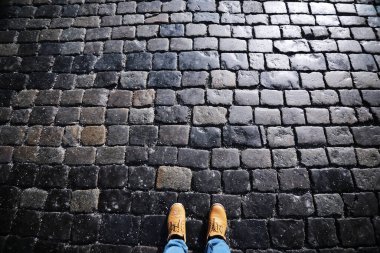 Gri kaldırım taşı, yaya geçidi, kaldırıma yakın kaldırım, dokusu, üst görünümü. Çimento tuğla kare taş zemin. Beton döşeme levhaları. Paving levhaları