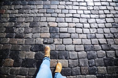 Gri kaldırım taşı, yaya geçidi, kaldırıma yakın kaldırım, dokusu, üst görünümü. Çimento tuğla kare taş zemin. Beton döşeme levhaları. Paving levhaları