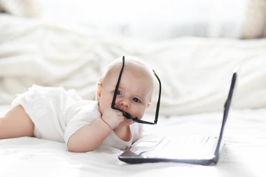 Yeni doğmuş bir bebek yumuşak bir yatakta yatıyor. Çocukların duygu eğitimi.