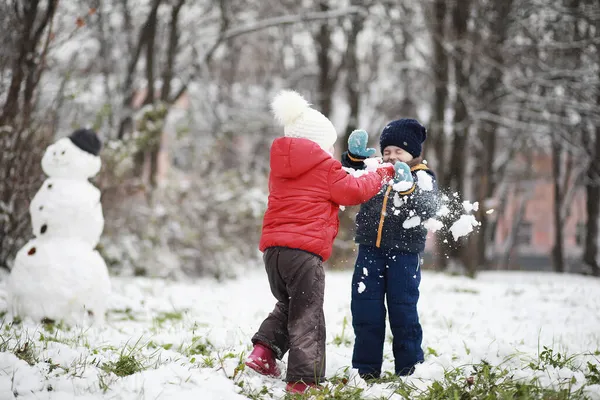 Děti Zimním Parku Hrají Sněhem — Stock fotografie