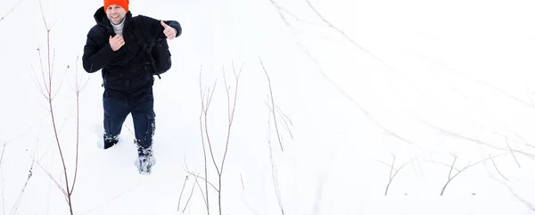 Człowiek Zimą Lesie Turysta Plecakiem Przechodzi Przez Las Zimą — Zdjęcie stockowe