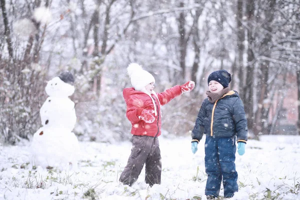 Los Niños Caminan Parque Con Primera Nieve —  Fotos de Stock