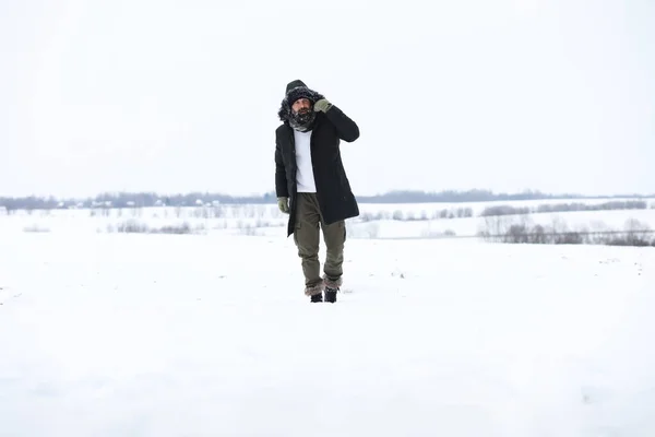 Bärtiger Mann Winterwald Attraktiver Glücklicher Junger Mann Mit Bart Spaziert — Stockfoto