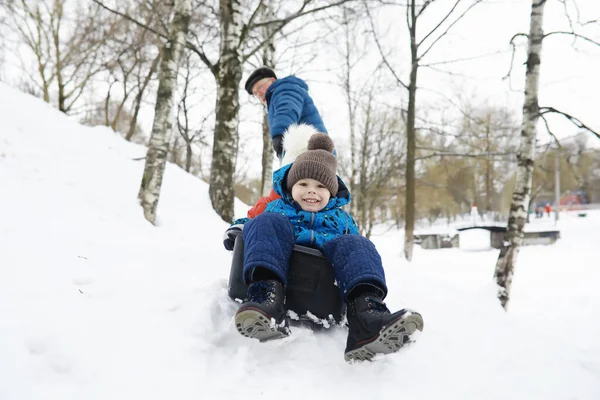 Barn Parken Vintern Barn Leker Med Snö Lekplatsen Skulpterar Snögubbar — Stockfoto