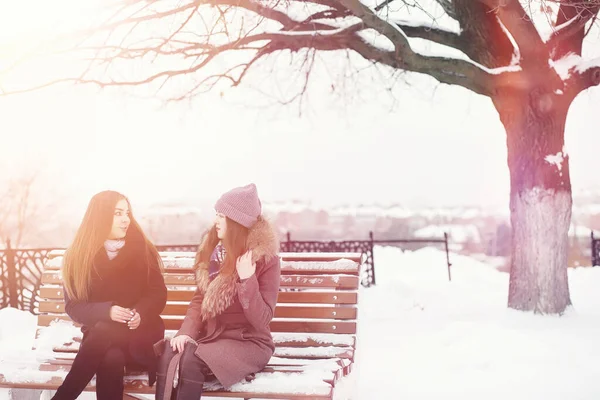 Ung Flicka Vinterpark Promenad Julsemester Vinterskogen Flicka Njuter Vintern Parken — Stockfoto