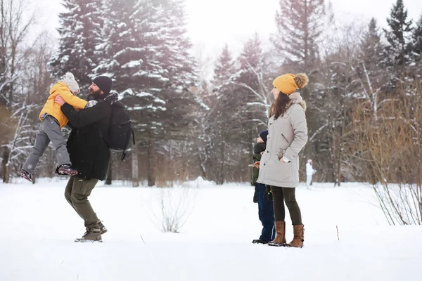 Familia Feliz Jugando Riendo Invierno Aire Libre Nieve Parque Ciudad —  Fotos de Stock