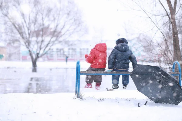 Çocuklar Parkta Ilk Karla Yürür — Stok fotoğraf