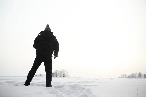 Hombre Paseo Paisaje Invernal Turismo Viaje Invierno — Foto de Stock