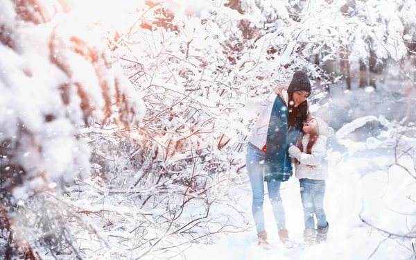 Young Family Walk Mom Daughter Walking Snowy Park — Stock Photo, Image