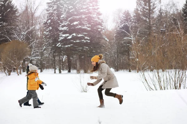 Familia Feliz Jugando Riendo Invierno Aire Libre Nieve Parque Ciudad — Foto de Stock