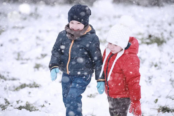 Copiii Merg Parc Prima Zăpadă — Fotografie, imagine de stoc