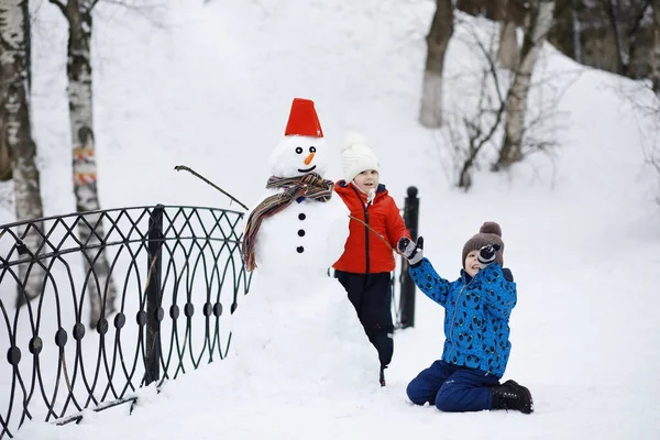 Kinder Park Winter Kinder Spielen Auf Dem Spielplatz Mit Schnee — Stockfoto