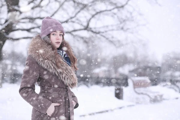 Dziewczyna Zimowym Parku Godzinach Popołudniowych Śniegu — Zdjęcie stockowe