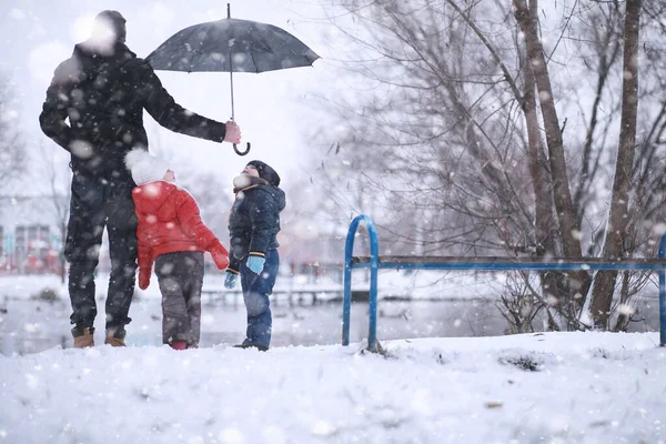 Los Niños Caminan Parque Con Primera Nieve —  Fotos de Stock