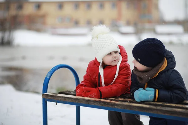 Dzieci Parku Zimowym Bawić Się Sno — Zdjęcie stockowe