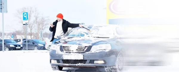 Male Driver Standing Front Car Owner Cleans Car Snow Winter — Stock Photo, Image