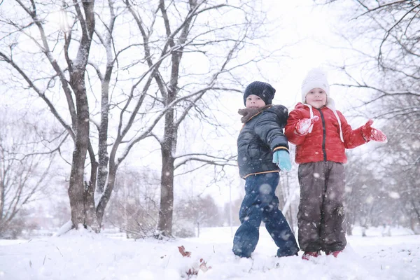 Los Niños Caminan Parque Con Primera Nieve — Foto de Stock