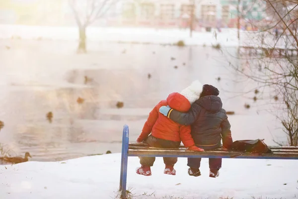 Niños Parque Invierno Jugar Con Sno —  Fotos de Stock