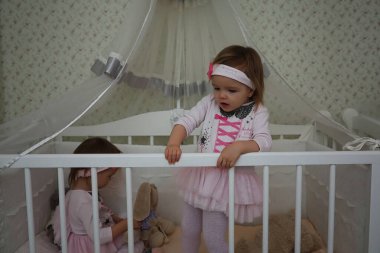 Yılbaşı tatilindeki ikiz kızlar.