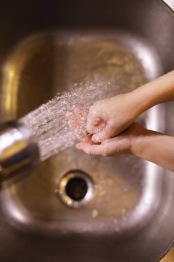 Hijyen kuralları. Yemekten önce el yıkama. Sabunlu antibakteriyel eller. Virüs enfeksiyonunu önlemenin yolu. Coronavirus koruması.