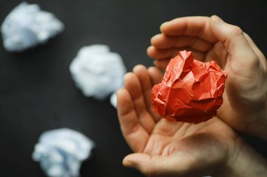 Renkli kağıt parçaları. Yaratıcılık kavramı ve fikirlerin oluşumu. Yaratıcı düşünce. Uçan kağıt.