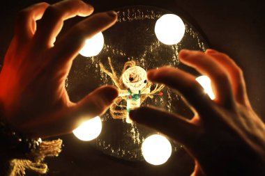 Büyülü bebeklerle, tarot kartlarıyla, kitaplarla, şeytani mumlarla ve cadılık objeleriyle dolu mistik bir hayat. Kehanet ayini.