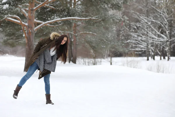 Красива Дівчина Красивому Зимовому Парку Прогулянки — стокове фото