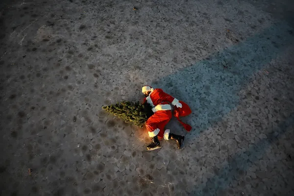 Santa Claus Spěchá Nový Rok Dárky Vánoční Stromeček Santa Claus — Stock fotografie