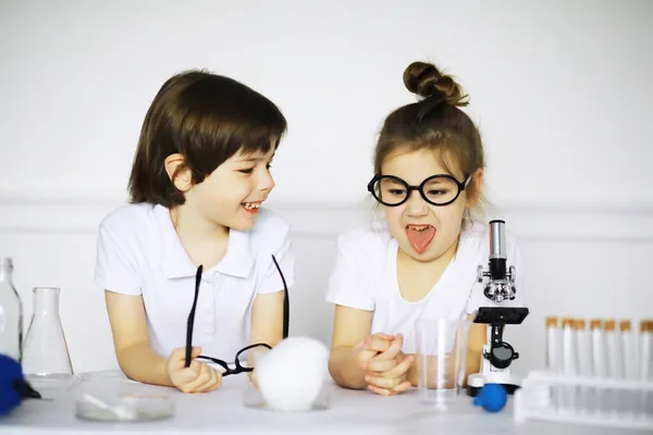 Duas Crianças Bonitas Aula Química Fazendo Experimentos Isolados Backgroun Branco — Fotografia de Stock