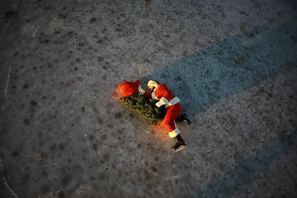 Santa Claus Apresura Cumplir Año Nuevo Con Regalos Árbol Navidad —  Fotos de Stock