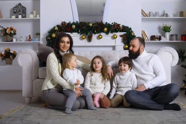 Una Giovane Famiglia Con Bambini Decora Casa Vacanze Capodanno Attesa — Foto Stock