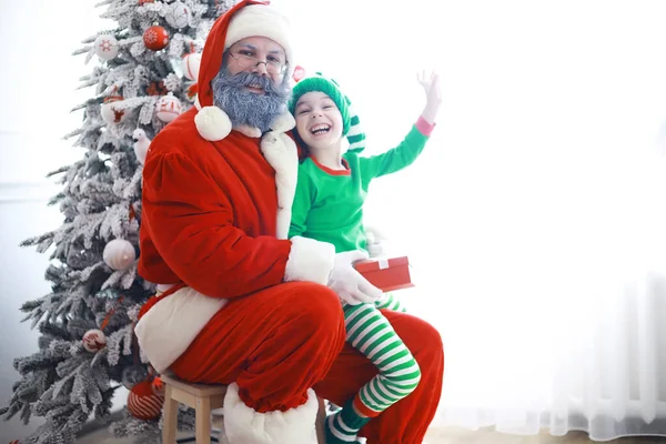 Mikulás Segítői Aranyos Gyerekek Karácsonyi Manó Jelmezek Egy Szobában Gyönyörűen — Stock Fotó