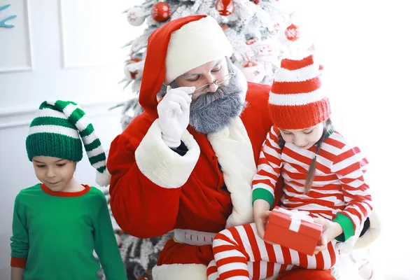 Des Enfants Mignons Costumes Elfe Noël Dans Une Chambre Joliment — Photo