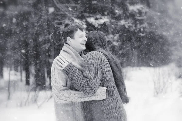 一对相爱的情侣在冬天散步 男人和女人在冬天的公园约会 朋友在冬天公园 — 图库照片