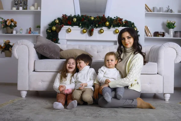 Una Giovane Famiglia Con Bambini Decora Casa Vacanze Capodanno Attesa — Foto Stock