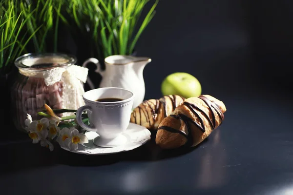 Pequeno Almoço Francês Mesa Croissant Café Com Chocolate Decantador Com — Fotografia de Stock