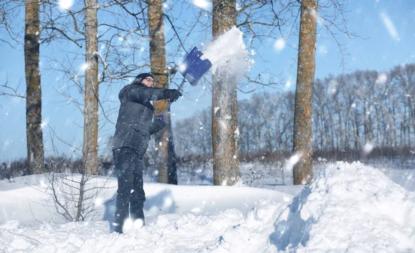 Человек Убирает Снег Лопатой Дороги Зимний День — стоковое фото