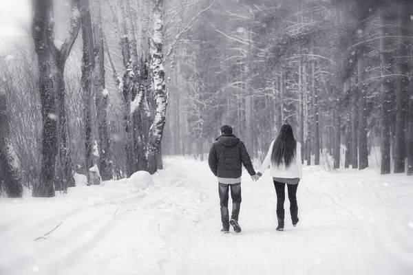 Een Verliefde Paar Een Winter Wandeling Man Vrouw Een Datum — Stockfoto